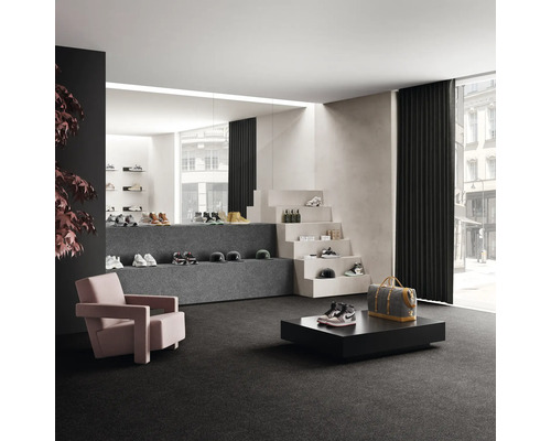 Interiér s kobercem, schodištěm a vystavenými botami