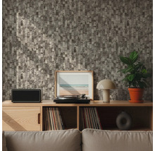 Obývací pokoj s tapetou se vzorem, gramofonem, reproduktorem, pokojovou rostlinou a dekoracemi na dřevěné polici.