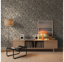 Obývací pokoj s tapetou se vzorem, příborníkem, reproduktory a dekorací