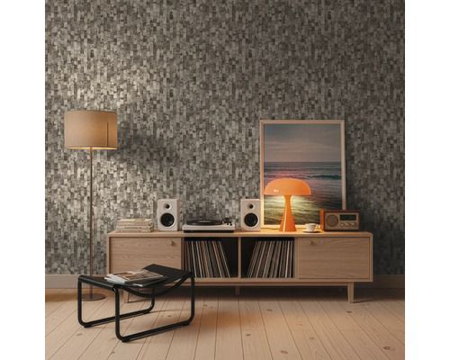 Obývací pokoj s tapetou se vzorem, příborníkem, reproduktory a dekorací