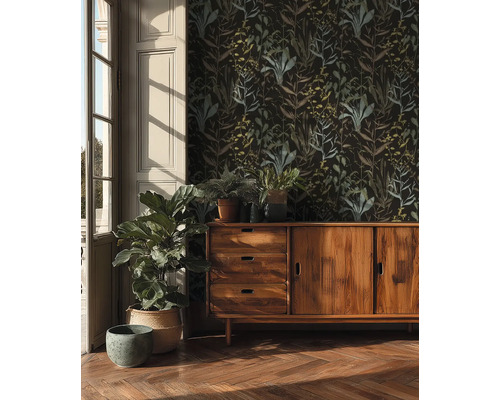 Obývací pokoj s dřevěnou podlahou, vzorovanou tapetou, dřevěnou komodou a pokojovými rostlinami