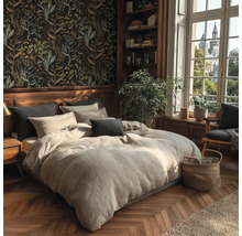 Ložnice s manželskou postelí, nočním stolkem, knihovnou a květinovou tapetou