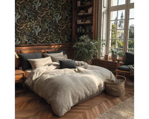 Ložnice s manželskou postelí, nočním stolkem, knihovnou a květinovou tapetou