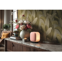 Dekorativní pokoj s vázou květin, svíčkou a lampou na příborníku