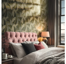 Ložnice s postelí, nočním stolkem a tapetou se vzorem listů