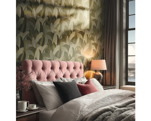 Ložnice s postelí, nočním stolkem a tapetou se vzorem listů