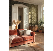 Obývací pokoj s červenou pohovkou, dřevěnou podlahou a vzorovanou tapetou