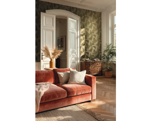 Obývací pokoj s červenou pohovkou, dřevěnou podlahou a vzorovanou tapetou