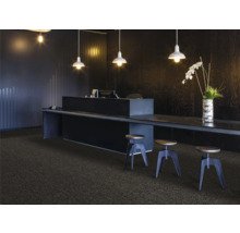 Recepce s kobercem, stolem, barovými stoličkami a osvětlením