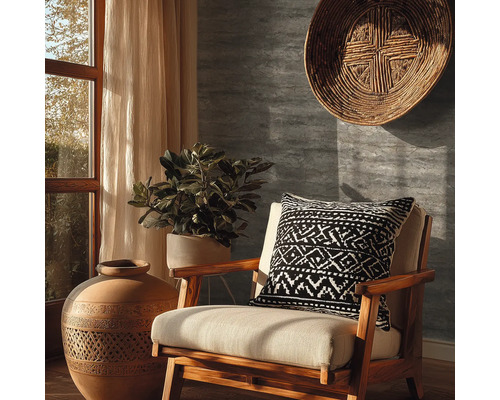 Dekorativní obývací pokoj s dřevěnou židlí, polštářem, rostlinou a velkým džbánem