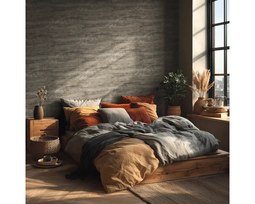 Ložnice s postelí na dřevěném pódiu, polštáře a dekorace