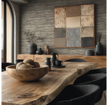 Jídelna s dřevěným stolem, mísou, nádobím, dekorací a nástěnným obrazem pro teplou atmosféru