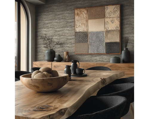 Jídelna s dřevěným stolem, mísou, nádobím, dekorací a nástěnným obrazem pro teplou atmosféru