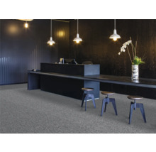 Recepce s kobercem, pultem, barovými stoličkami a osvětlením