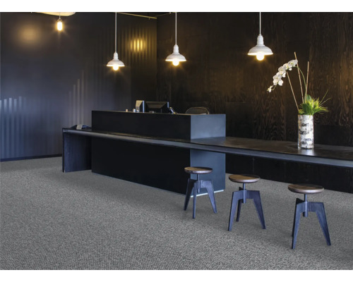 Recepce s kobercem, pultem, barovými stoličkami a osvětlením