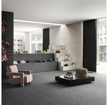 Prostorná prodejna s obuví, křesly a dekorativním schodištěm