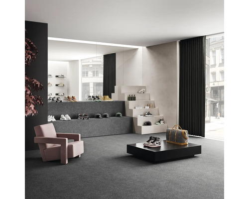 Prostorná prodejna s obuví, křesly a dekorativním schodištěm