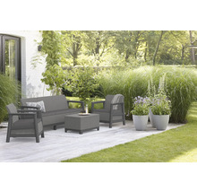 Zahradní sedací souprava na terase s pohovkou, křeslem a stolem venku.