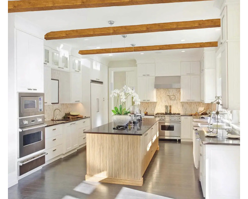 Světlá kuchyně s kuchyňským ostrovem, vestavěnými skříněmi a dřevěnými trámy