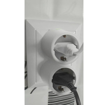 Dva adaptéry zásuvky s zasunutými napájecími kabely v zásuvce