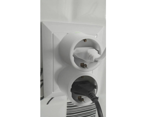 Dva adaptéry zásuvky s zasunutými napájecími kabely v zásuvce