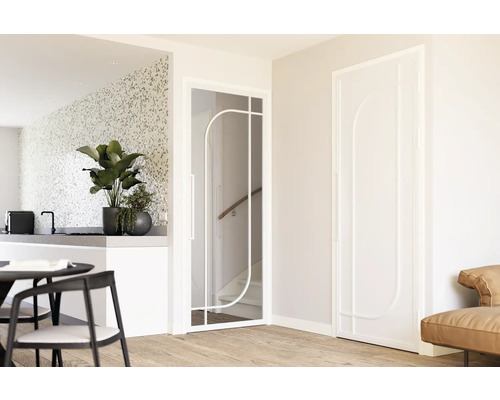 Světlý interiér s jídelním stolem, rostlinami, skleněnými dveřmi a designovými dveřmi