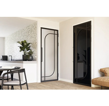 Světlá místnost se dvěma interiérovými dveřmi v moderním designu