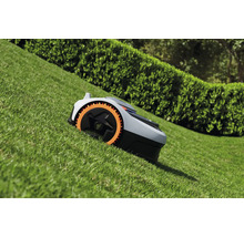 Robotická sekačka na trávníku