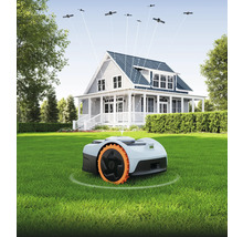 Robotická sekačka na trávníku před domem se satelitním připojením