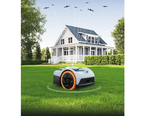 Robotická sekačka na trávníku před domem se satelitním připojením