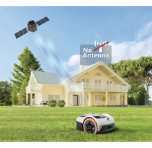 Robotická sekačka na trávu bez antény na trávníku před domem, satelit na obloze