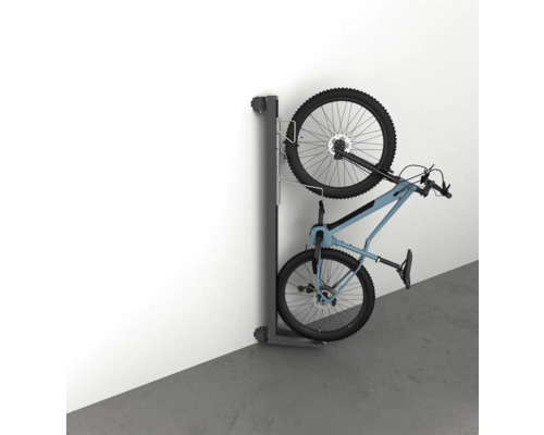Zdvihák na kola se dvěma koly namontovaný na stěně