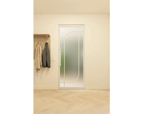 Interiérové dveře s matným sklem a geometrickým designem ve světlé místnosti.