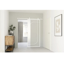 Scéna s posuvným dveřním systémem, komodou a pokojovou rostlinou ve světlé místnosti.