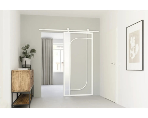 Scéna s posuvným dveřním systémem, komodou a pokojovou rostlinou ve světlé místnosti.