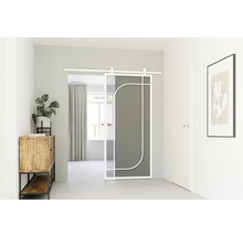 Posuvné dveře s moderním designem v světlé chodbě