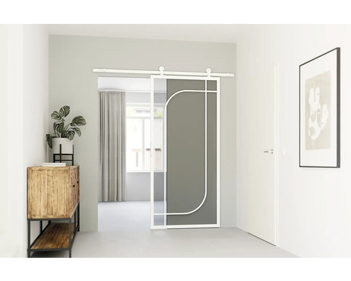 Posuvné dveře s moderním designem v světlé chodbě