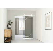 Interiér s posuvnými dveřmi z kovu a skla v moderním designu