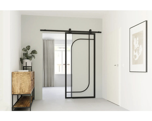 Scéna s posuvnými dveřmi se skleněnou vložkou a kovovým rámem, komoda s dekorací, obraz na stěně