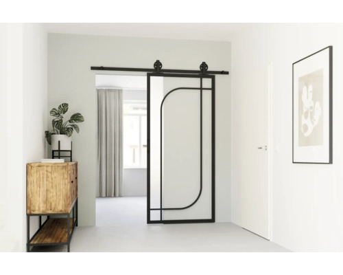 Chodba s posuvnými dveřmi, komodou a pokojovou rostlinou