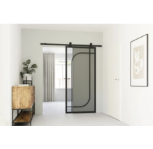 Interiér s posuvnými skleněnými dveřmi a kovovým rámem