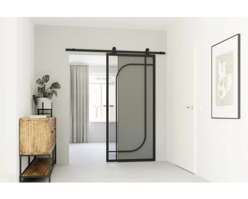 Interiér s posuvnými skleněnými dveřmi a kovovým rámem