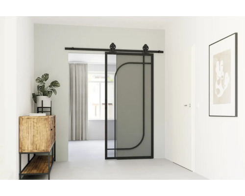 Chodba s posuvnými dveřmi v industriálním designu, komoda a pokojová rostlina