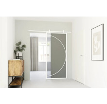 Interiér s prosklenými a dřevěnými posuvnými dveřmi s půlkruhovou dekorací