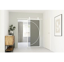 Interiérový pohled s posuvnými dveřmi, komodou, rostlinou a obrazem