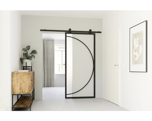 Světlá chodba se skleněnými a kovovými posuvnými dveřmi, komoda a pokojová rostlina.