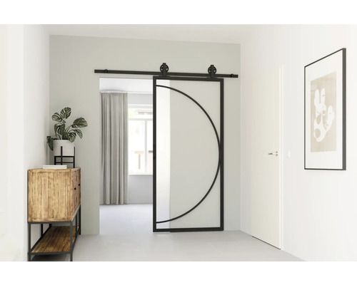 Interiér s posuvnými skleněnými a kovovými dveřmi s půlkruhovým designem