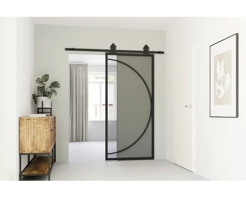 Interiér s posuvnými skleněnými dveřmi a kovovým rámem s kruhovým designem