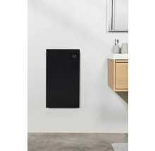 Černý nástěnný konvektor s digitálním displejem v koupelně