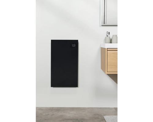 Černý nástěnný konvektor s digitálním displejem v koupelně